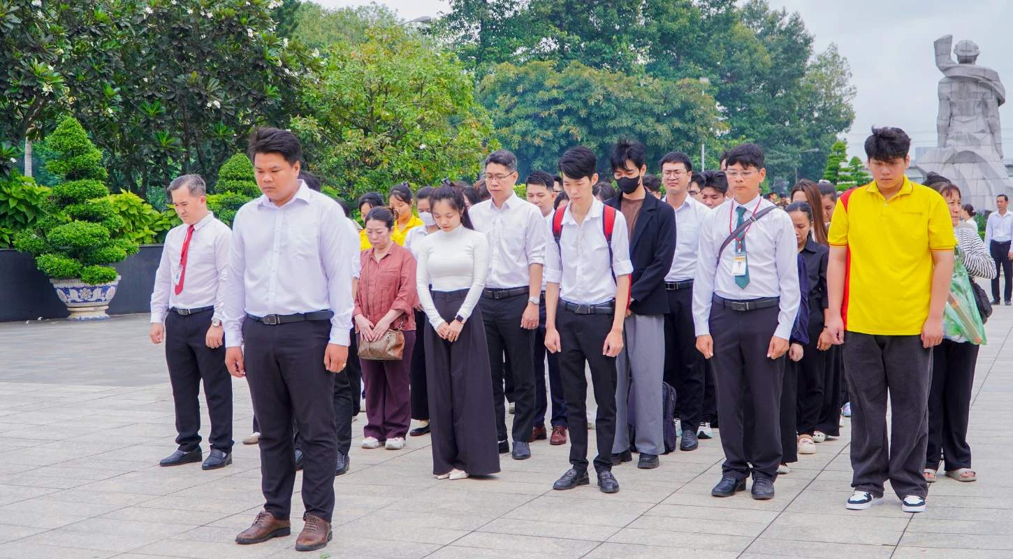 Đại Việt Sài Gòn Tổ Chức Lễ Dâng Hương Tưởng Niệm Nhân Kỷ Niệm 79 Năm Ngày Thương Binh - Liệt Sĩ | Trường Cao Đẳng Đại Việt Sài Gòn