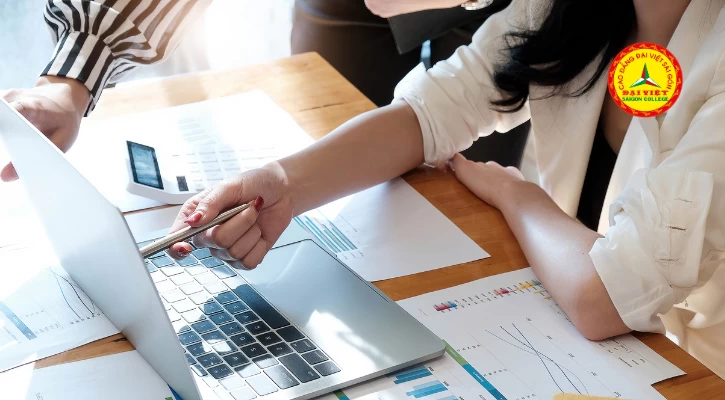 Để Trở Thành Cố Vấn Dịch Vụ Thì Cần Có Những Gì? | Trường Cao Đẳng Đại Việt Sài Gòn