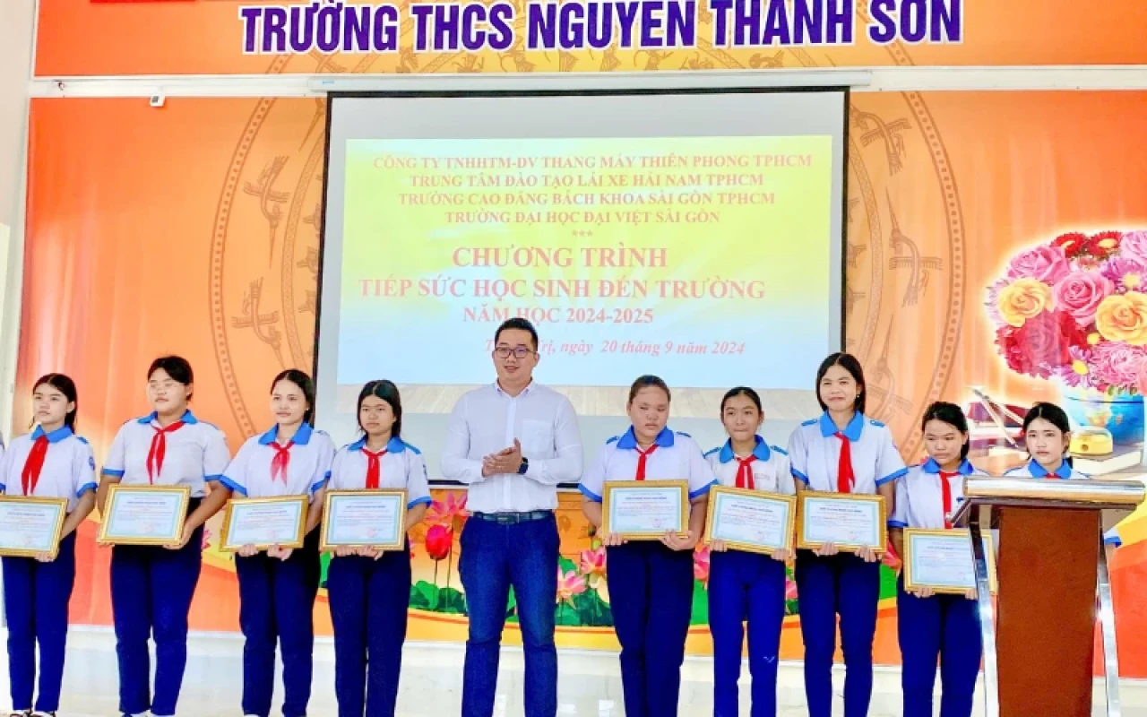 Nâng Bước Cho Em Đến Trường – Không Để Học Sinh Nghèo Phải Bỏ Học