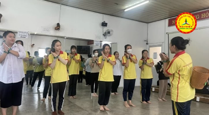 Ngôn Ngữ Cơ Thể Là Cánh Cửa Đến Gần Trẻ Hơn… | Trường Cao Đẳng Đại Việt Sài Gòn