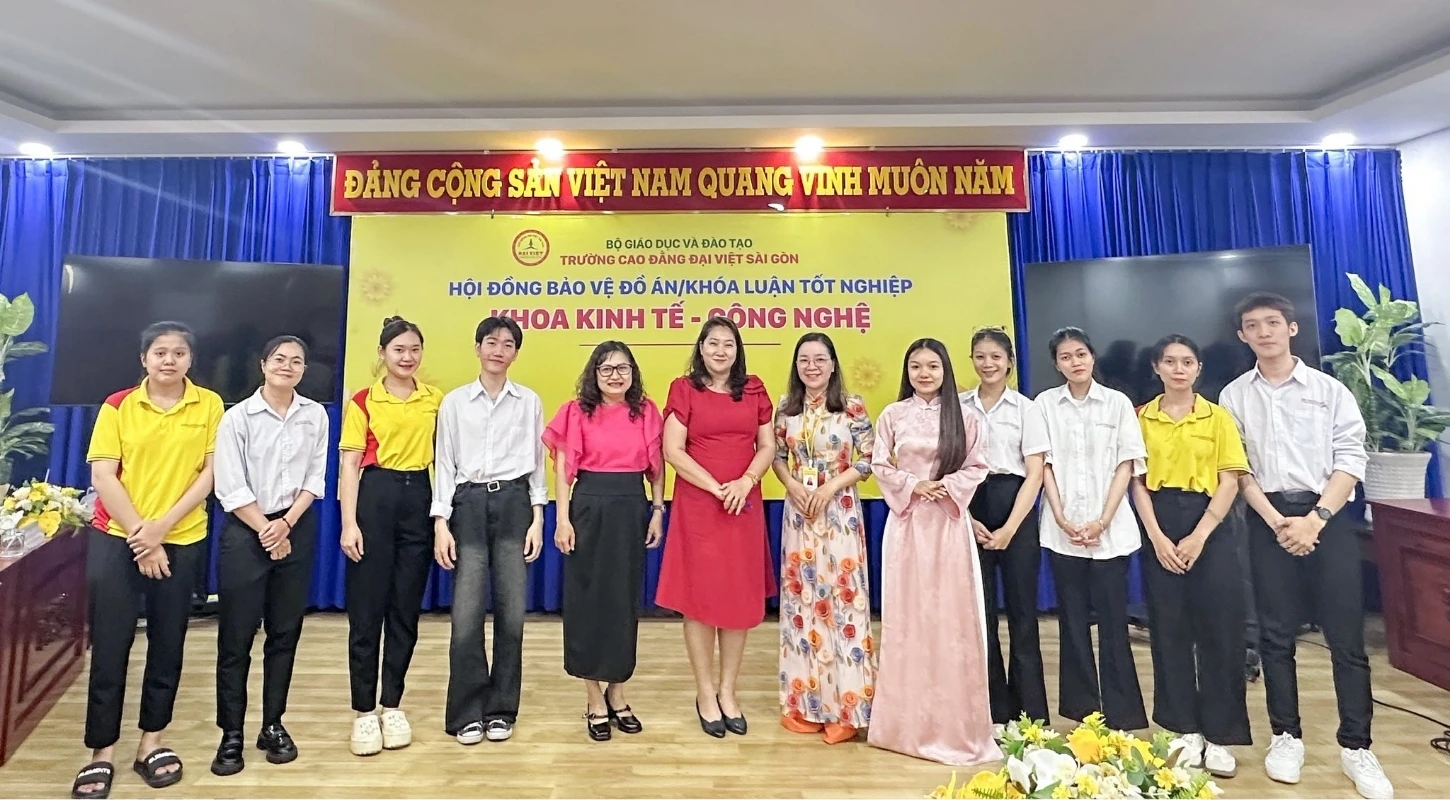 SINH VIÊN CAO ĐẲNG ĐẠI VIỆT SÀI GÒN CHINH PHỤC HỘI ĐỒNG KHÓA LUẬN NGÀNH DU LỊCH – KHÁCH SẠN | Trường Cao Đẳng Đại Việt Sài Gòn