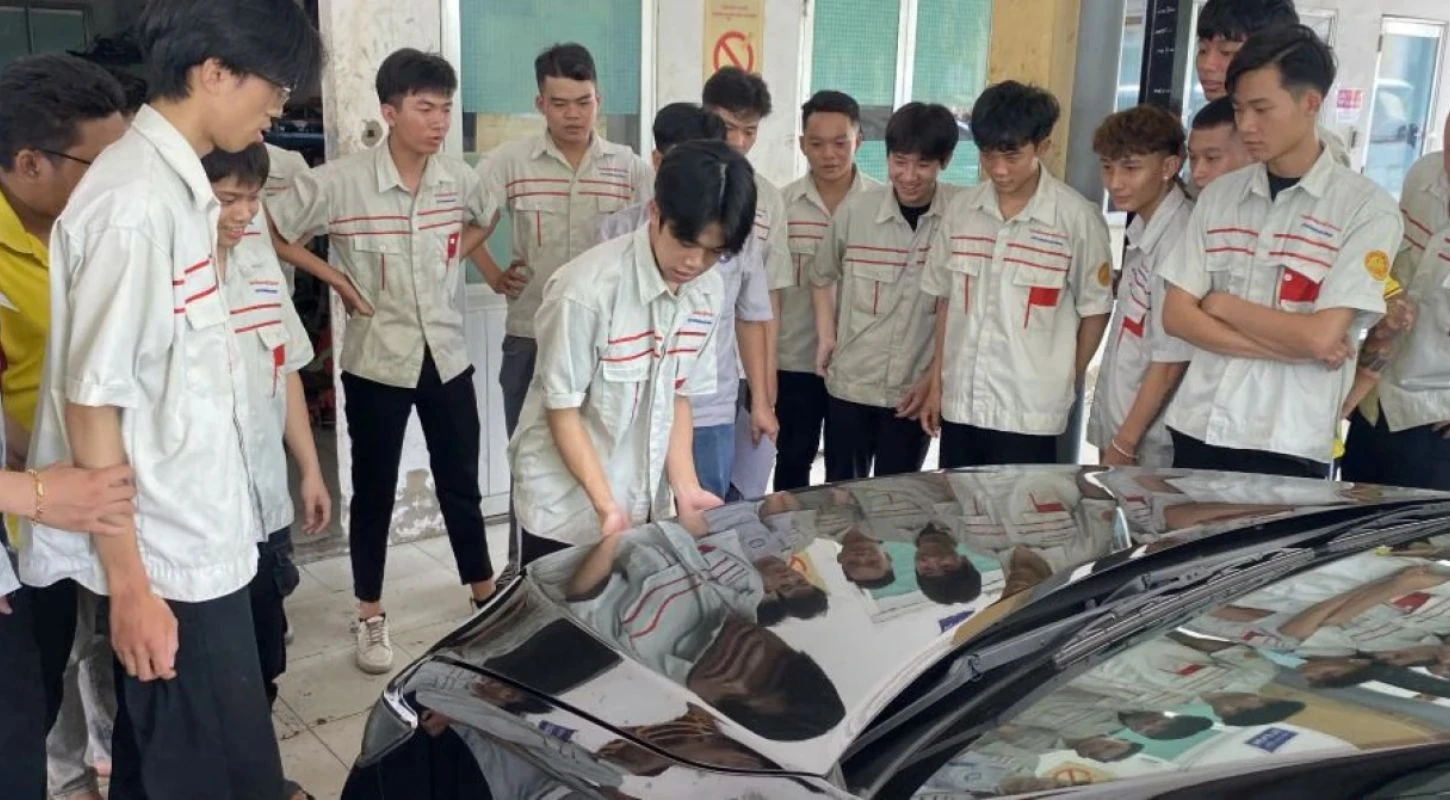 Sinh Viên Công Nghệ Ô Tô Học Tập Thực Tế Trên Xe Mitsubishi Xpander – Kết Nối Lý Thuyết Với Thực Tiễn, Làm Chủ Công Nghệ Hiện Đại | Trường Cao Đẳng Đại Việt Sài Gòn