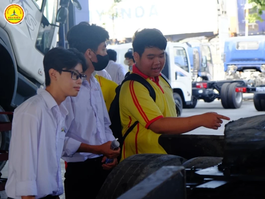 Sinh Viên Công Nghệ Ô Tô Kiến Tập Tại Doanh Nghiệp | Trường Cao Đẳng Đại Việt Sài Gòn