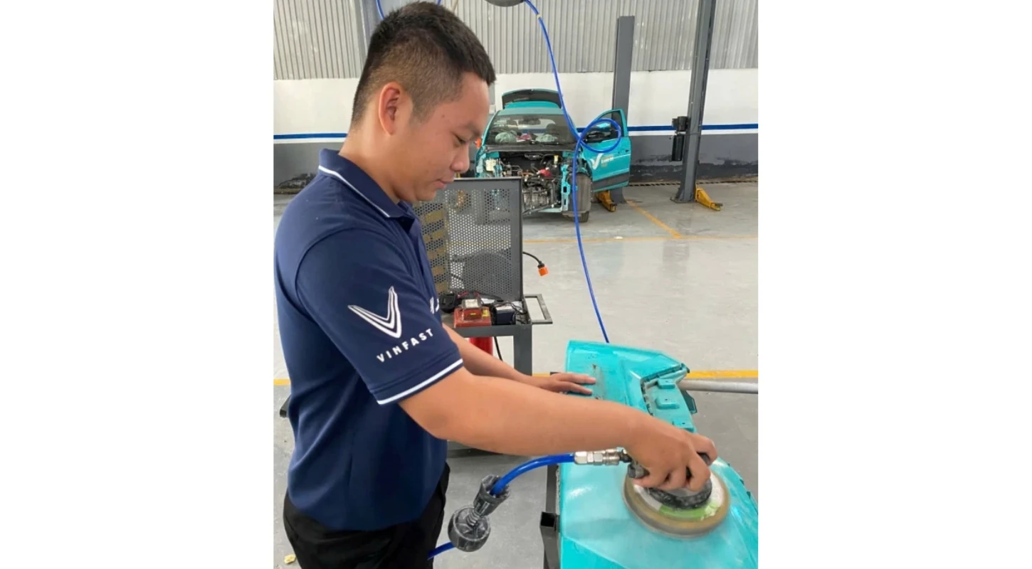 Sinh Viên Công Nghệ Ô Tô Nâng Cao Kỹ Năng Sửa Chữa Thân Vỏ Trên Xe Điện | Trường Cao Đẳng Đại Việt Sài Gòn