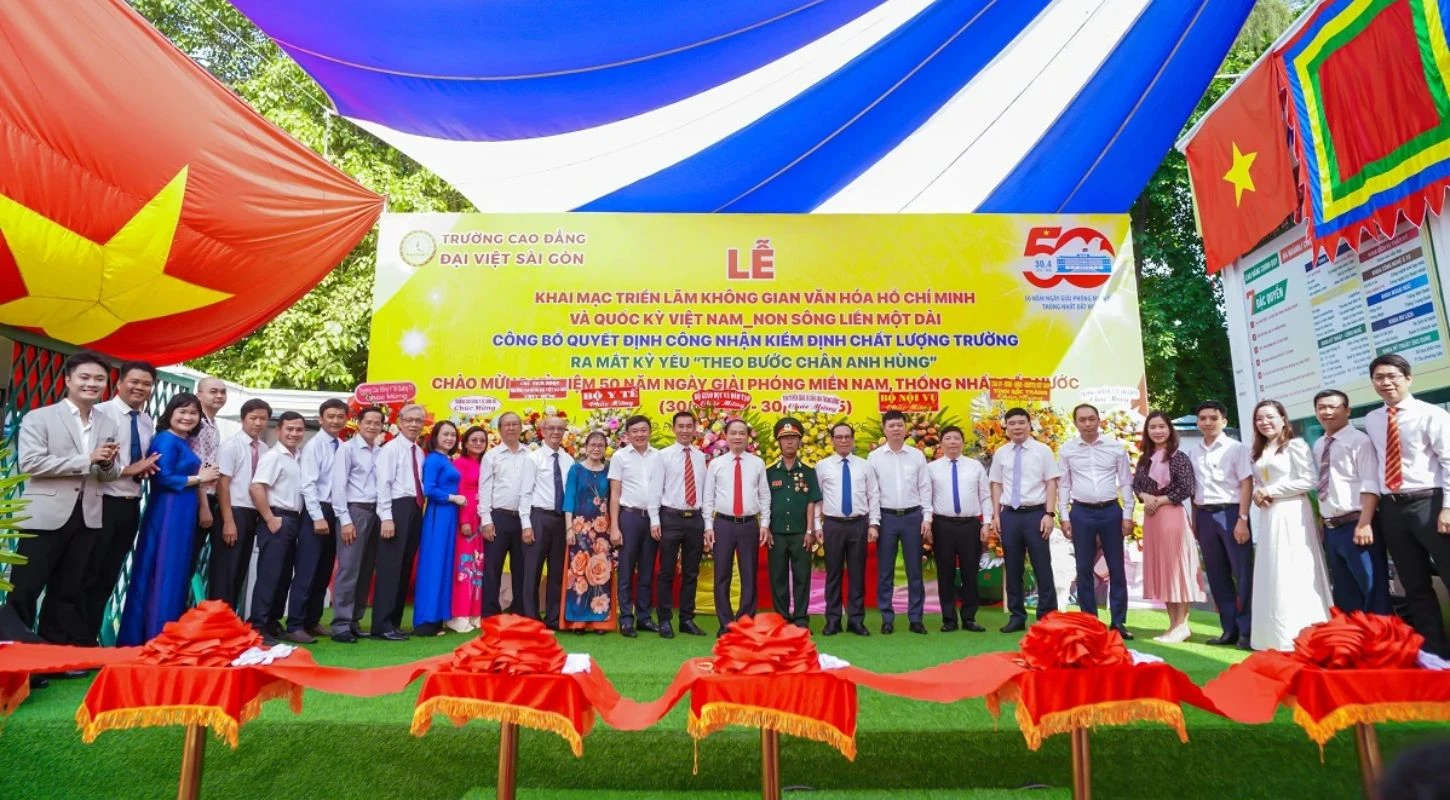 Sinh Viên Khoa Công Nghệ Ô Tô Tham Gia Chuỗi Sự Kiện “Không Gian Văn Hoá Hồ Chí Minh” Và “Quốc Kỳ Việt Nam – Non Sông Liền Một Dải” | Trường Cao Đẳng Đại Việt Sài Gòn