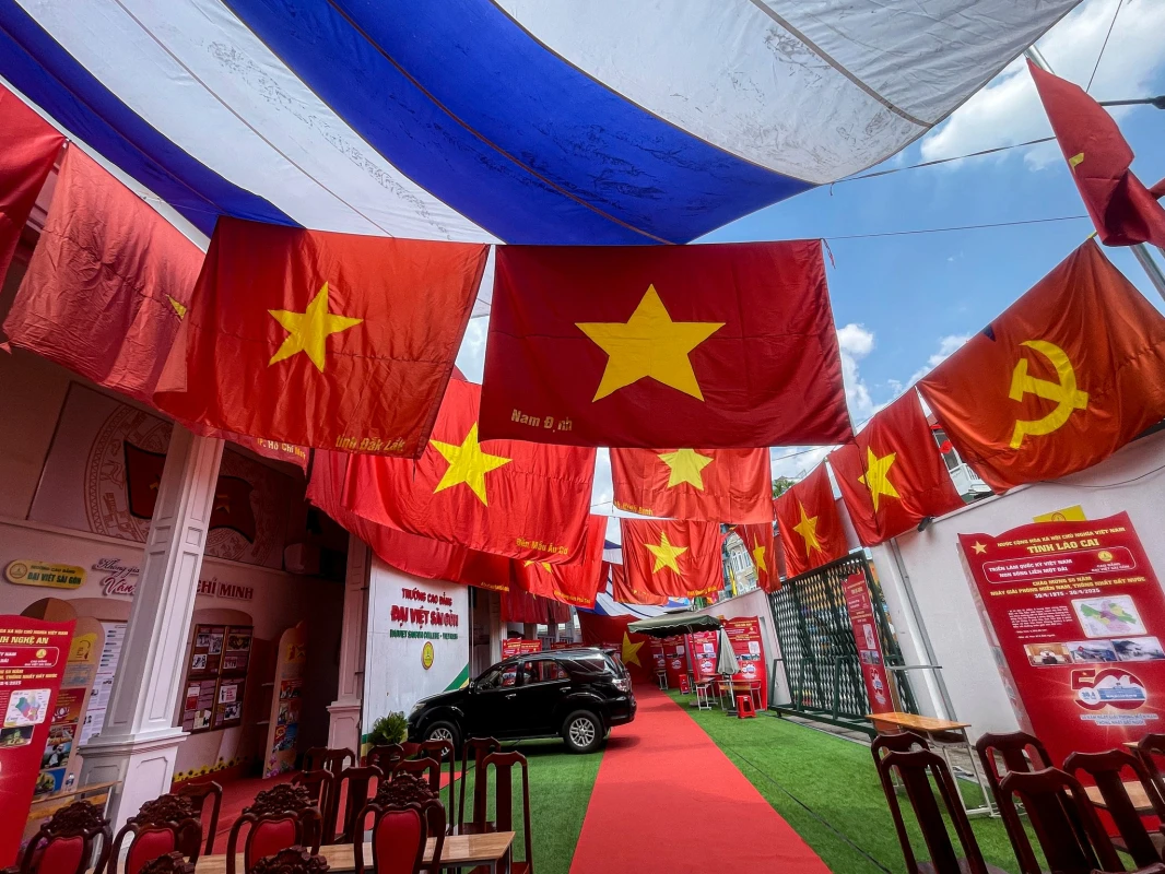 TRIỂN LÃM QUỐC KỲ – NON SÔNG LIỀN MỘT DẢI: BỨC TRANH HÙNG VĨ CỦA TỔ QUỐC | Trường Cao Đẳng Đại Việt Sài Gòn