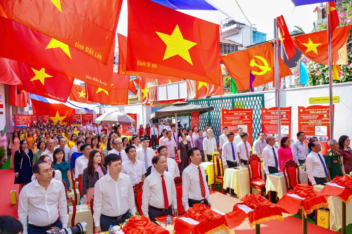 Trường Cao đẳng Đại Việt Sài Gòn tổ chức chuỗi hoạt động Triển lãm “Không gian Văn hóa Hồ Chí Minh” và “Quốc kỳ Việt Nam - Non sông liền một dải”; công bố quyết định công nhận Kiểm định chất lượng và ra mắt Kỷ yếu “Theo bước chân Anh hùng” | Trường Cao Đẳng Đại Việt Sài Gòn