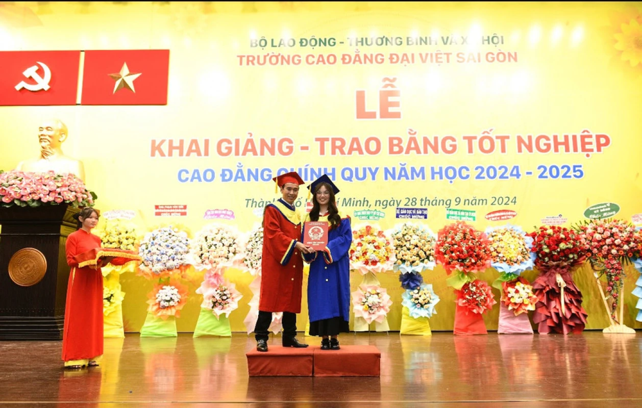 Trường CĐ Đại Việt Sài Gòn trao hơn 3 tỷ đồng học bổng cho sinh viên