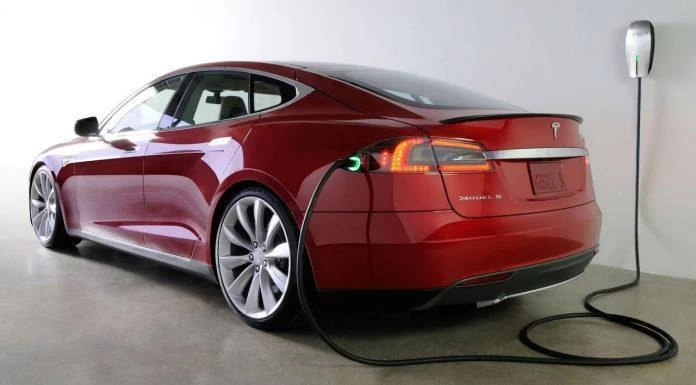 Một chiếc xe điện tự lái Tesla trong quá trình sạc