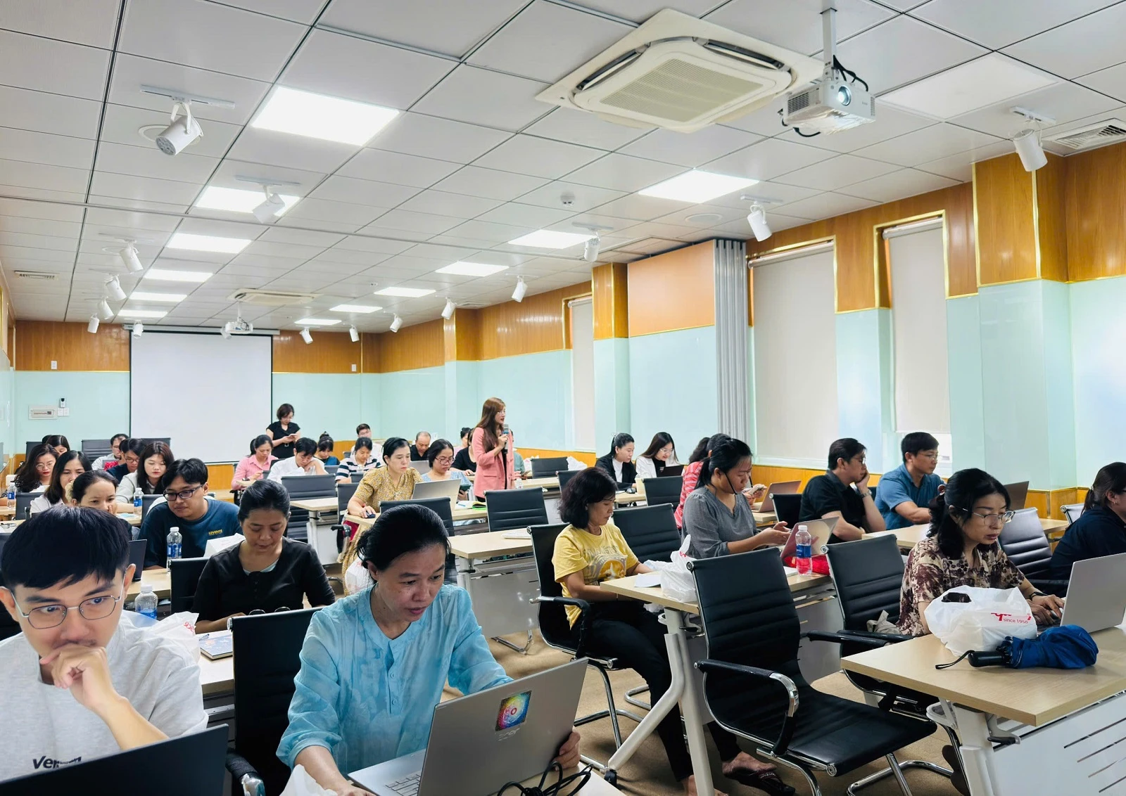 AI VÀ TƯƠNG LAI GIÁO DỤC: ĐẠI DIỆN KHOA NGÔN NGỮ ĐẠI VIỆT SÀI GÒN THAM GIA CHƯƠNG TRÌNH SINH HOẠT KHOA HỌC