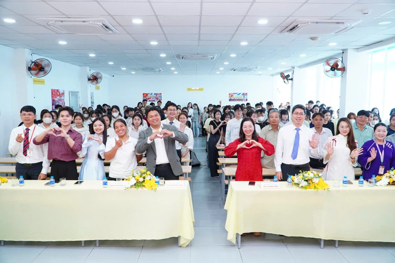BÙNG NỔ NĂNG LƯỢNG: KHOA KINH TẾ - KỸ THUẬT - CÔNG NGHỆ Ô TÔ CHÀO ĐÓN TÂN SINH VIÊN ĐỢT 3!