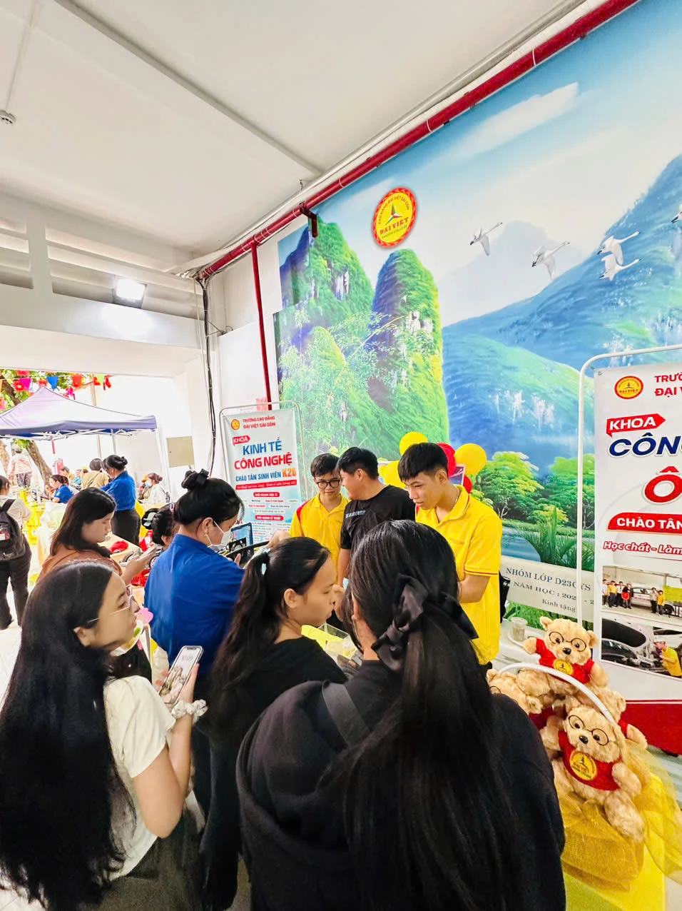BÙNG NỔ NĂNG LƯỢNG: KHOA KINH TẾ - KỸ THUẬT - CÔNG NGHỆ Ô TÔ CHÀO ĐÓN TÂN SINH VIÊN ĐỢT 3!