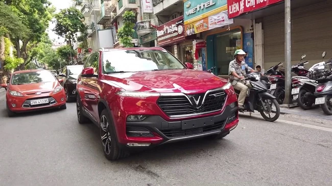 Xe Vinfast lăn bánh trên con phố ở Hà Nội