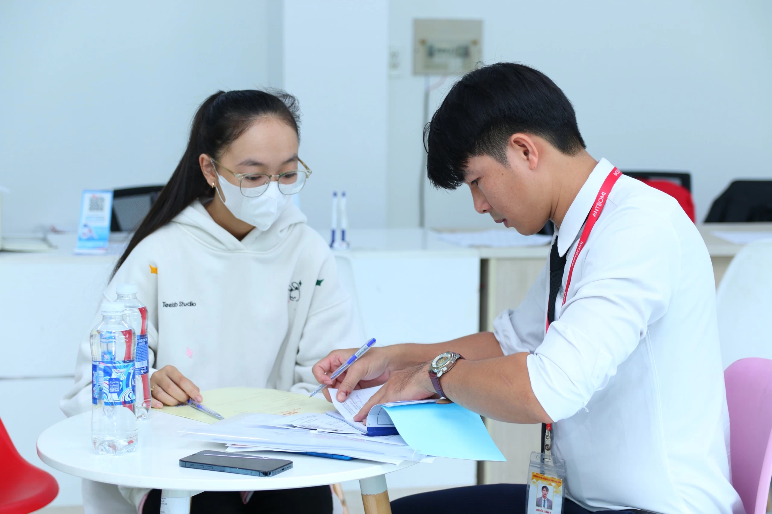 Hình ảnh sinh viên nhập học được Thầy cô Phòng Tuyển sinh tư vấn và hướng dẫn cụ thể