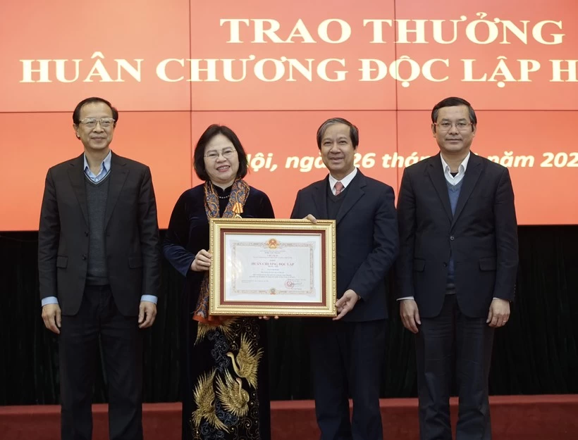 Bộ trưởng Nguyễn Kim Sơn thừa ủy quyền của Chủ tịch nước trao Huân chương Độc lập hạng Nhì cho Thứ trưởng Ngô Thị Minh