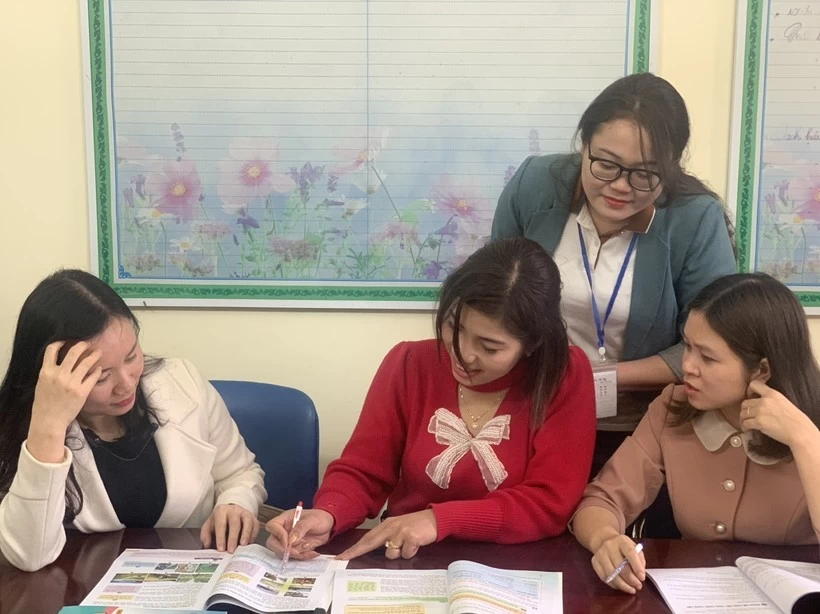 Giáo viên Trường THCS Nguyễn Chuyên Mỹ (An Lão, TP Hải Phòng) nghiên cứu, lựa chọn SGK mới