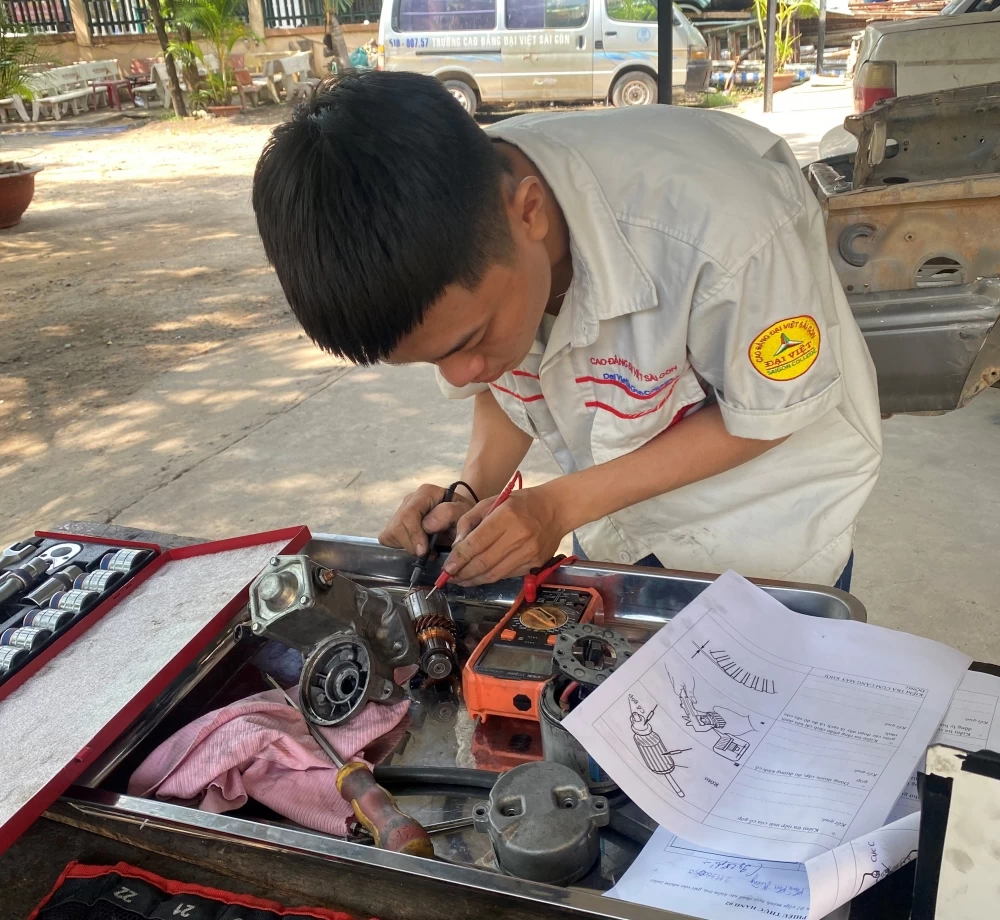 Công Nghệ Ô Tô - Cần Lắm Sự Tỉ Mỉ Từ Người Trẻ - 1