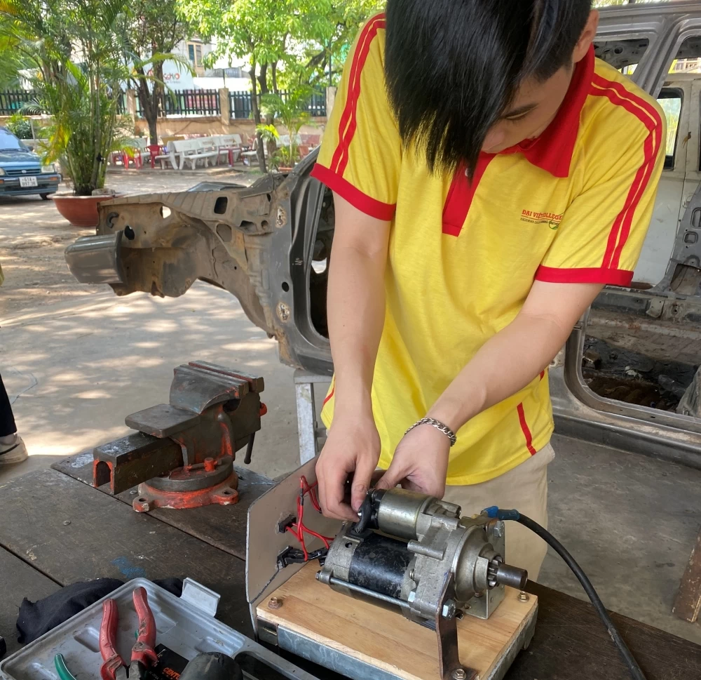 Công Nghệ Ô Tô - Cần Lắm Sự Tỉ Mỉ Từ Người Trẻ - 2