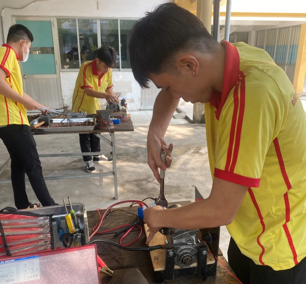 Công Nghệ Ô Tô - Cần Lắm Sự Tỉ Mỉ Từ Người Trẻ - 3