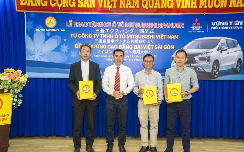 Công Ty Tnhh Ô Tô Mitsubishi Việt Nam Trao Tặng Mô Hình Học Tập Mitsubishi Xpander Cho Sinh Viên Khoa Công Nghệ Ô Tô Trường Cao Đẳng Đại Việt Sài Gòn