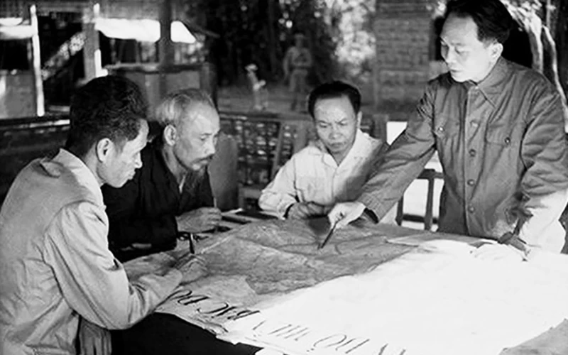 Chủ tịch Hồ Chí Minh cùng các đồng chí Trường Chinh, Phạm Văn Đồng, Võ Nguyên Giáp quyết định mở chiến dịch Điện Biên Phủ, năm 1954 (Ảnh Bảo tàng Quân sự Việt Nam)