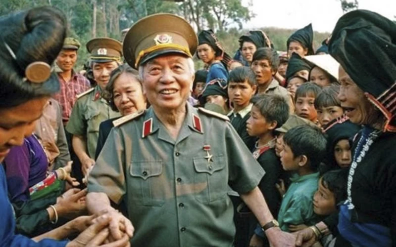 Đại tướng Võ Nguyên Giáp tặng ông Lò Văn Bóng một chiếu đài cassette (ảnh: Bảo tàng Điện Biên)