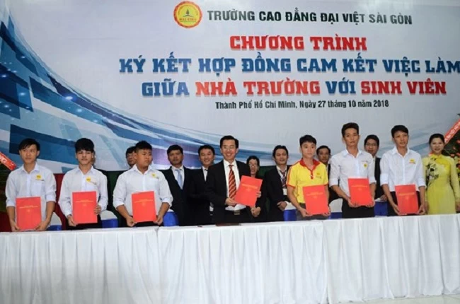 TS Lê Lâm, Hiệu trưởng Trường CĐ Đại Việt Sài Gòn ký hợp đồng "bao" việc làm cho sinh viên