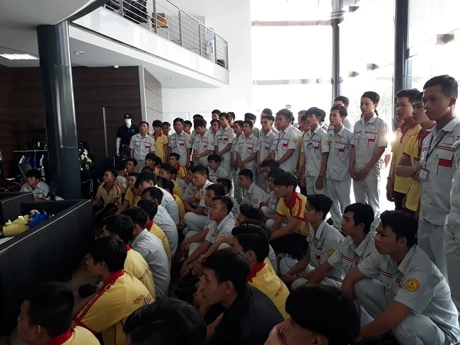 Hình ảnh sinh viên Đại Việt tham quan nhà máy Mecerdez Benz