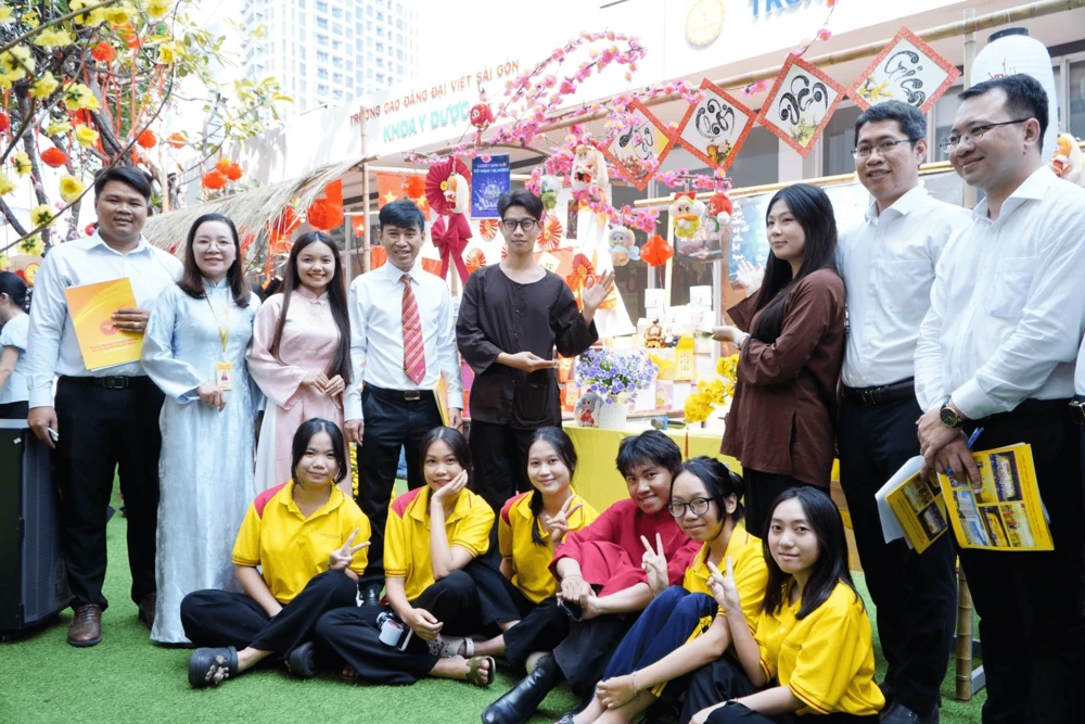 HỘI XUÂN ĐẠI VIỆT 2026: KHOA KINH TẾ - CÔNG NGHỆ QUẨY HẾT MÌNH, RINH GIẢI THƯỞNG LỚN!