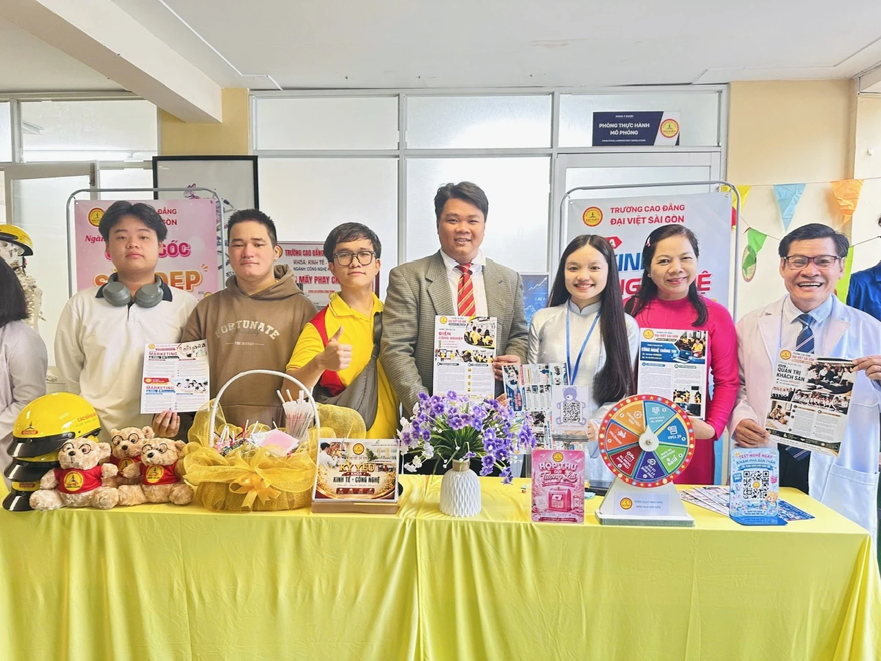 KHOA KINH TẾ - CÔNG NGHỆ TƯNG BỪNG CHÀO ĐÓN TÂN SINH VIÊN NHẬP HỌC ĐỢT 1 NĂM 2026