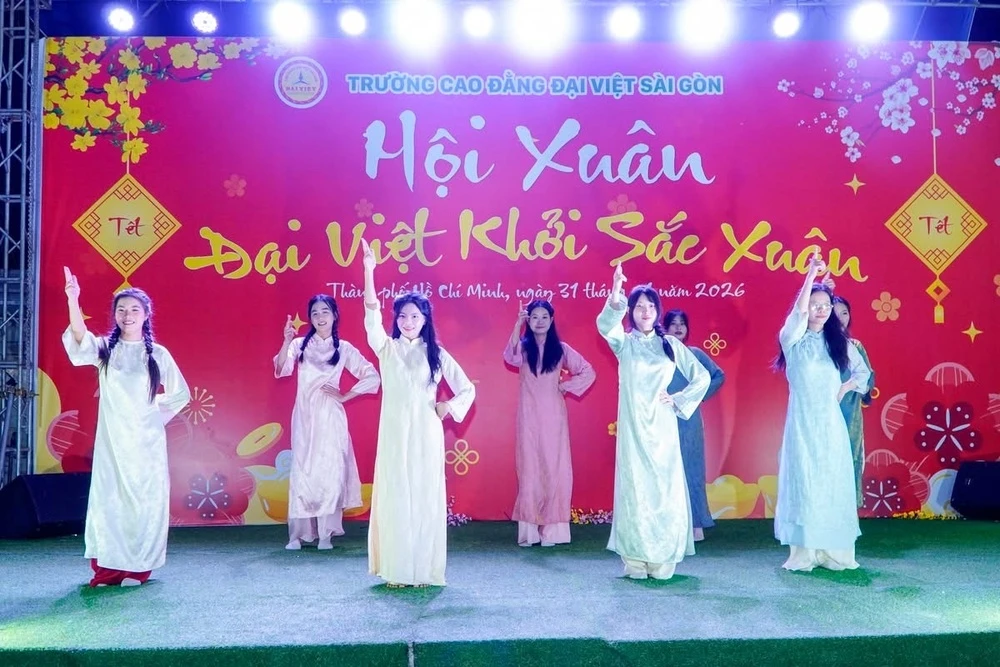 KHOA SƯ PHẠM TRONG SẮC XUÂN YÊU THƯƠNG