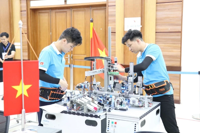 Sinh viên Trường Cao đẳng Cơ điện Hà Nội tại một cuộc thi tay nghề quốc tế (Ảnh: HCEM)