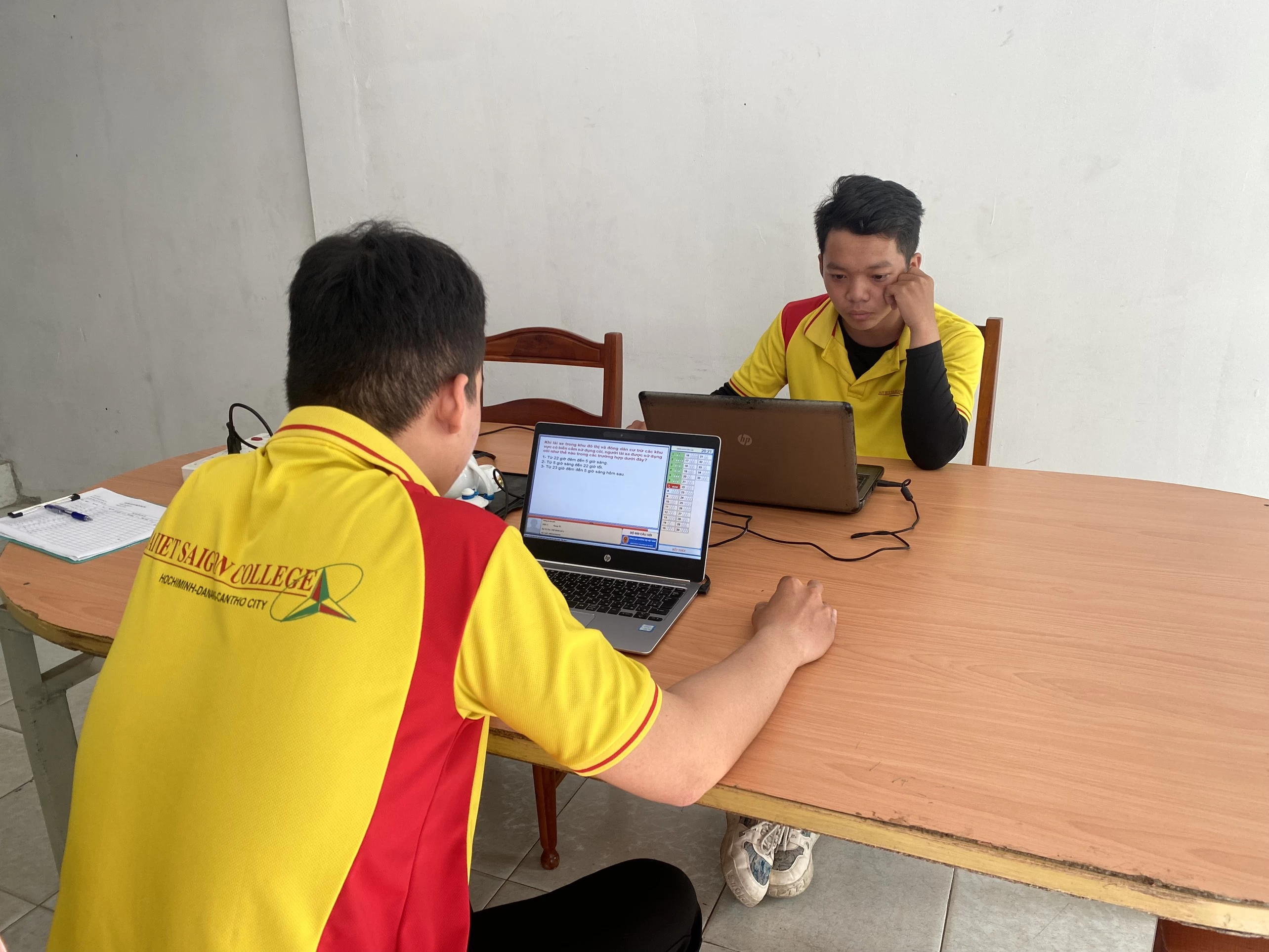 Sinh viên luyên thi lý thuyết về an toàn giao thông đường bộ trên máy tính