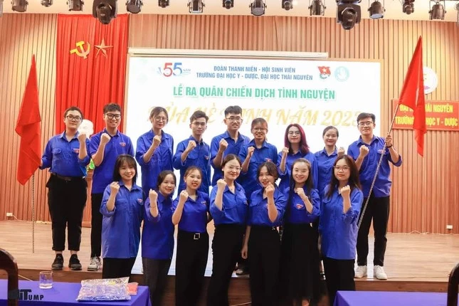 Minh Tú cùng các bạn sinh viên tại Lễ ra quân chiến dịch tình nguyện Hè 2023