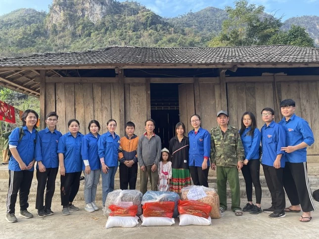 Minh Tú (thứ hai từ trái sang) vui và hạnh phúc khi được đóng góp sức trẻ cho hoạt động tình nguyện