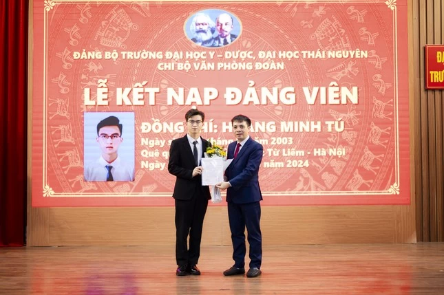 Hoàng Minh Tú (sinh năm 2003) vinh dự khi được đứng trong hàng ngũ của Đảng ở độ tuổi 20