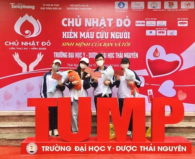 Minh Tú (thứ hai từ phải sang) đã tham gia hiến máu nhân đạo 6 lần và sẽ tiếp tục ủng hộ phong trào này