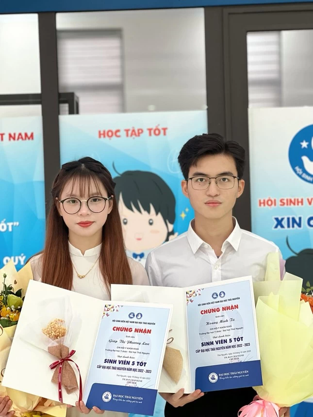 Minh Tú (bên phải) nhận danh hiệu Sinh viên 5 Tốt cấp Đại học Thái Nguyên năm học 2022 - 2023