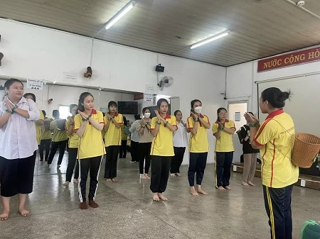 NGÔN NGỮ CƠ THỂ LÀ CÁNH CỬA ĐẾN GẦN TRẺ HƠN…
