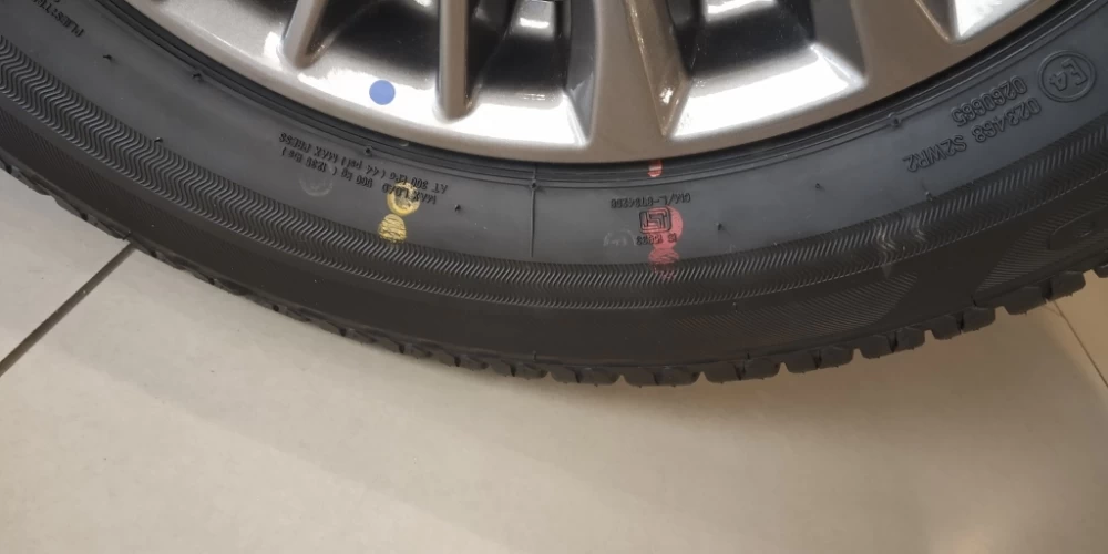 Những Chấm Vàng Trên Thành Lốp Xe Dùng Để Làm Gì? - 1