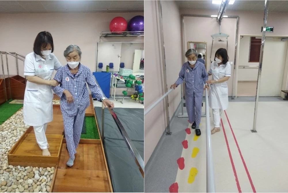 Điều dưỡng viên hỗ trợ người bệnh di chuyển phòng ngừa ngã trong bệnh viện
