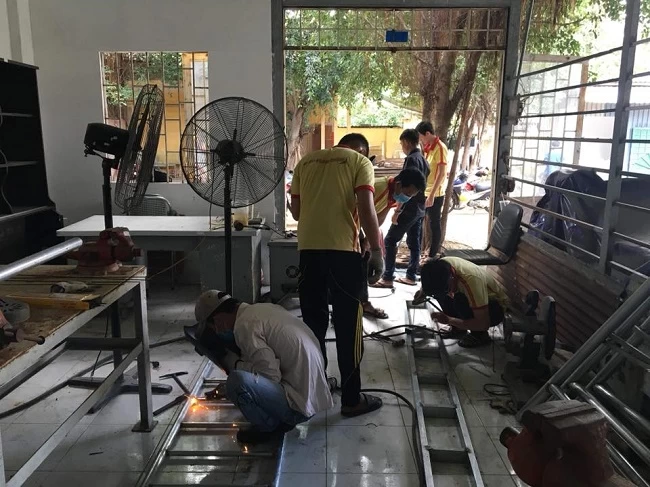 Giờ học thực hành hàn của sinh viên Đại Việt
