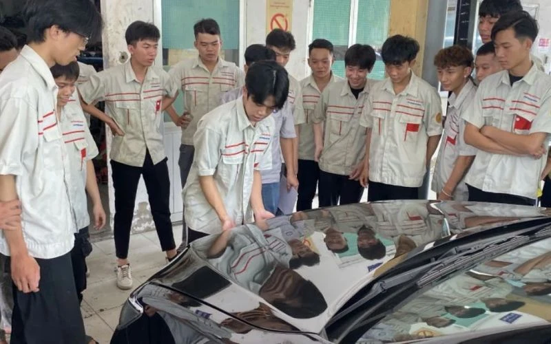 Sinh Viên Công Nghệ Ô Tô Học Tập Thực Tế Trên Xe Mitsubishi Xpander – Kết Nối Lý Thuyết Với Thực Tiễn, Làm Chủ Công Nghệ Hiện Đại
