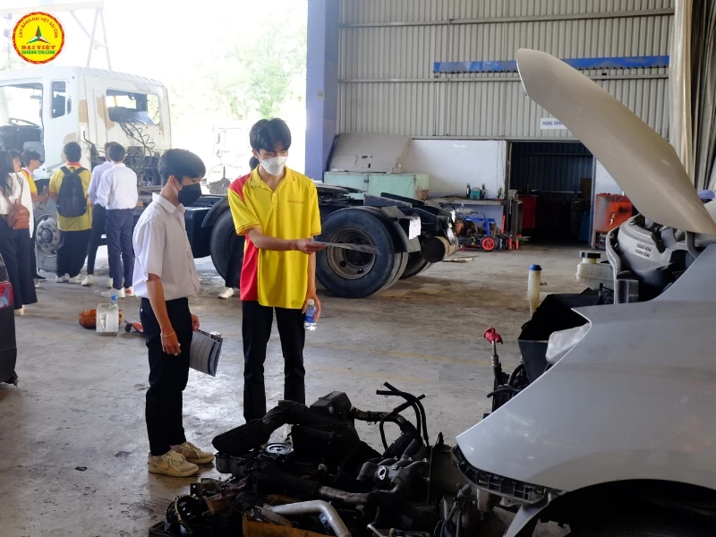 Sinh Viên Công Nghệ Ô Tô Kiến Tập Tại Doanh Nghiệp - 1