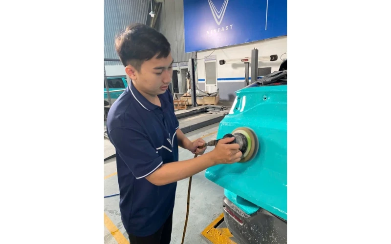 Sinh Viên Công Nghệ Ô Tô Nâng Cao Kỹ Năng Sửa Chữa Thân Vỏ Trên Xe Điện