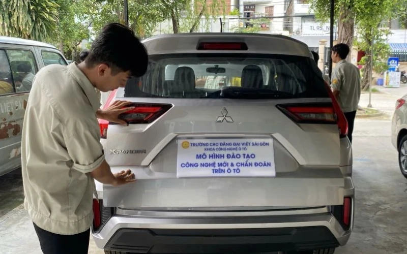 Sinh Viên Đại Việt Sài Gòn Làm Chủ Công Nghệ Chẩn Đoán Ô Tô – Tư Duy Kỹ Thuật Số Trên Nền Tảng Thực Tế