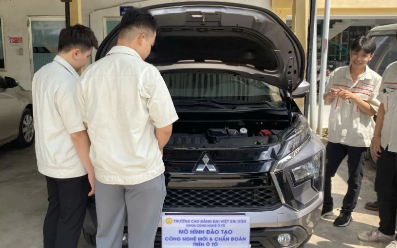 Sinh Viên Đại Việt Sài Gòn Làm Chủ Công Nghệ Chẩn Đoán Ô Tô – Tư Duy Kỹ Thuật Số Trên Nền Tảng Thực Tế