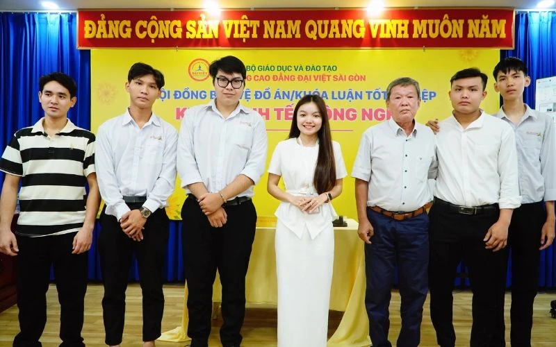Sinh Viên Khoa Kinh Tế - Công Nghệ Chính Thức Bước Qua Cột Mốc Quan Trọng: Bảo Vệ Đồ Án Tốt Nghiệp Với Những Thành Tựu Đáng Tự Hào!