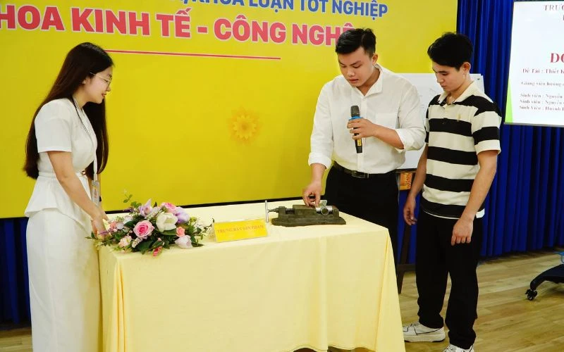 Sinh Viên Khoa Kinh Tế - Công Nghệ Chính Thức Bước Qua Cột Mốc Quan Trọng: Bảo Vệ Đồ Án Tốt Nghiệp Với Những Thành Tựu Đáng Tự Hào!