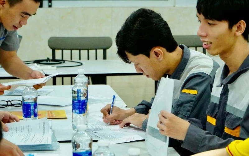 SINH VIÊN NGÀNH CÔNG NGHỆ KỸ THUẬT CƠ KHÍ ĐẠI VIỆT SÀI GÒN THỰC TẬP TẠI CÔNG TY PFEIFFER VACUUM + FAB SOLUTIONS VIỆT NAM